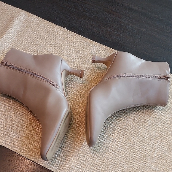 Journee Collection Taupe Ankle Booties Size 8 - Picture 8 of 8